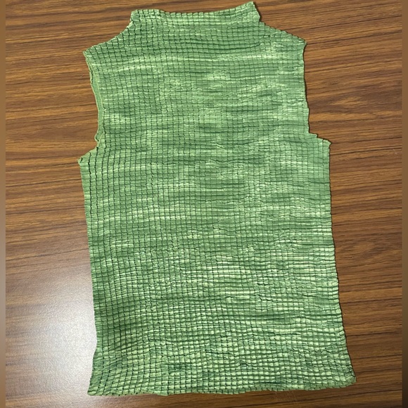 Y2K Textured Sleeveless Top - Picture 2 of 4